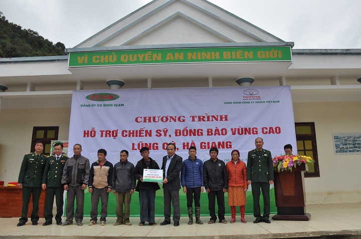 Tổng công ty Máy động lực và Máy nông nghiệp Việt Nam trao tặng quà hỗ trợ chiến sỹ, đồng bào Lũng Cú
