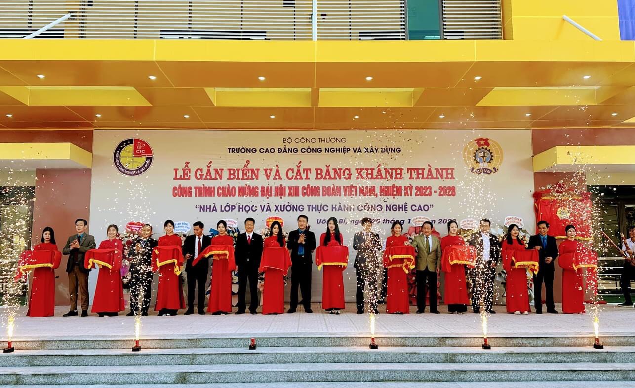 Lễ gắn biển công trình chào mừng Đại hội XIII Công đoàn Việt Nam của Trường Cao đẳng Công nghiệp và Xây dựng