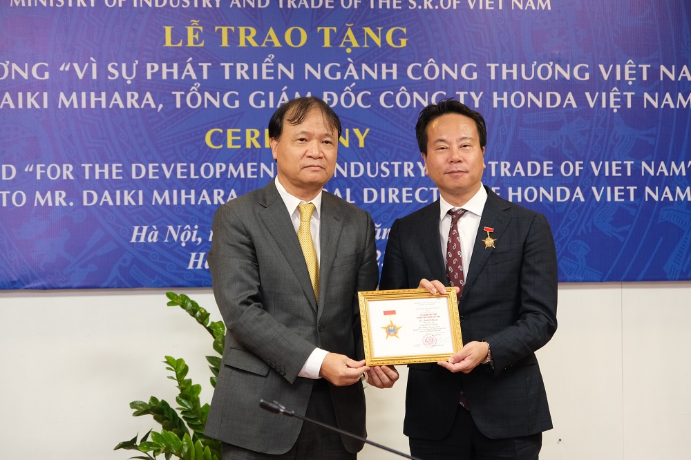 Trao tặng Kỷ niệm chương “Vì sự nghiệp phát triển ngành Công Thương Việt Nam” cho Tổng giám đốc Công ty Honda Việt Nam