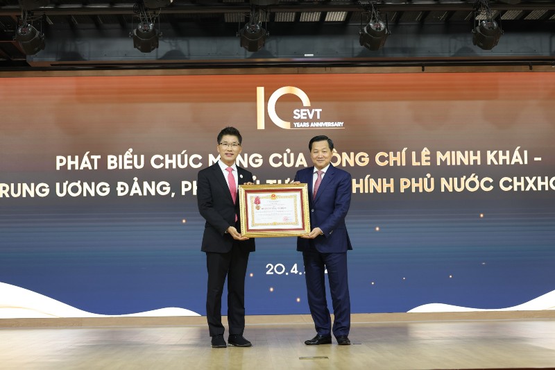 Samsung Electronics Việt Nam - Thái Nguyên nhận Huân chương Lao động hạng Ba