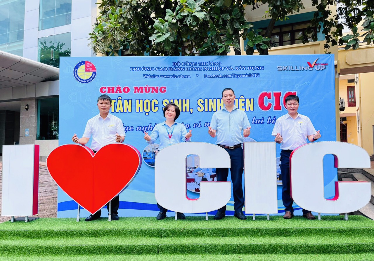 Thắm tình đoàn kết Trường Cao đẳng Công nghiệp và Xây dựng với VietinBank Uông Bí